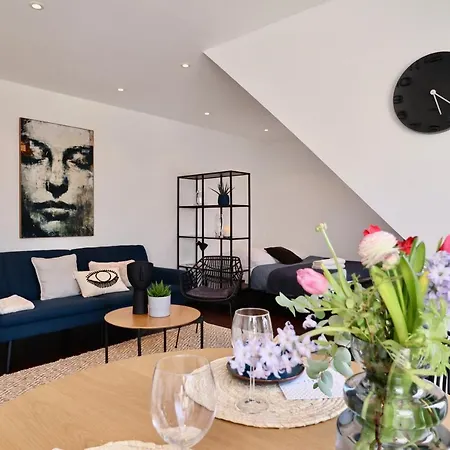 Sunset Apartment: Free Parking + Balcony + Netflix Apartment *