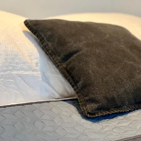 Sunset Apartment: Free Parking + Balcony + Netflix Apartment