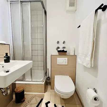 Sunset Apartment: Free Parking + Balcony + Netflix Apartment