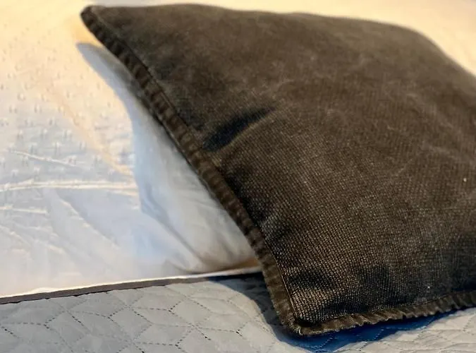 Sunset Apartment: Free Parking + Balcony + Netflix Apartment